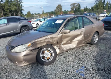2005 Toyota Camry Le z USA, uszkodzony, nr VIN 4T1BE32K85U080394